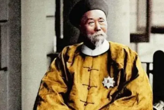 [以史为鉴]
​1895年李鸿章赴日谈判，被日本浪人枪击，李竟以为幸，不肯取出子
