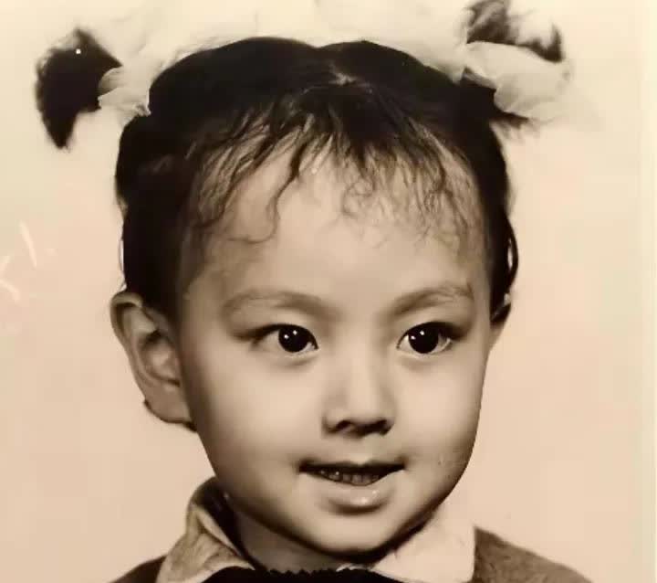 说实话，以前看她演的小品，从来没觉得她漂亮过
再看看这些以前的照片，原来小时候