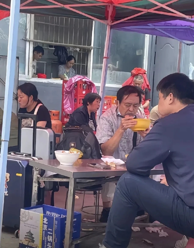 这个人怎么看着这么眼熟