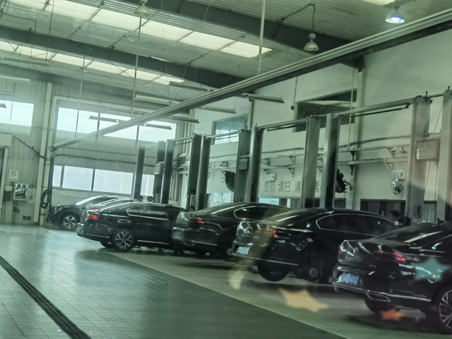 车机卡顿黑屏重启车机升级
平时用hicar转接盒链接手机，刚开始挺好的。后来发现