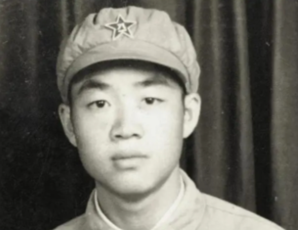 1951年，一个15岁新兵擦大炮，埋头看瞄准镜，谁料突然瞅见，敌人阵地上出现一奇