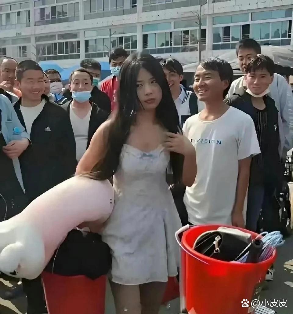 这小姑娘进厂像不像，小白兔进了狼窝？