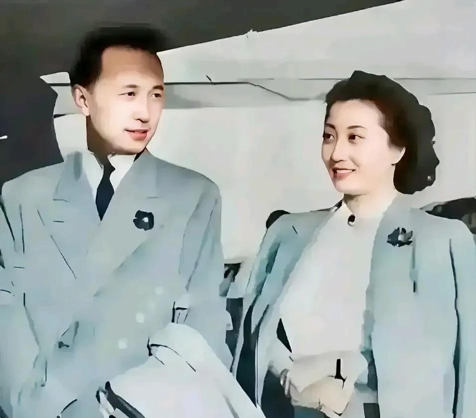 这张照片拍摄于1947年，钱学森与夫人蒋英度蜜月时的珍贵合影，真是惊艳了时光。
