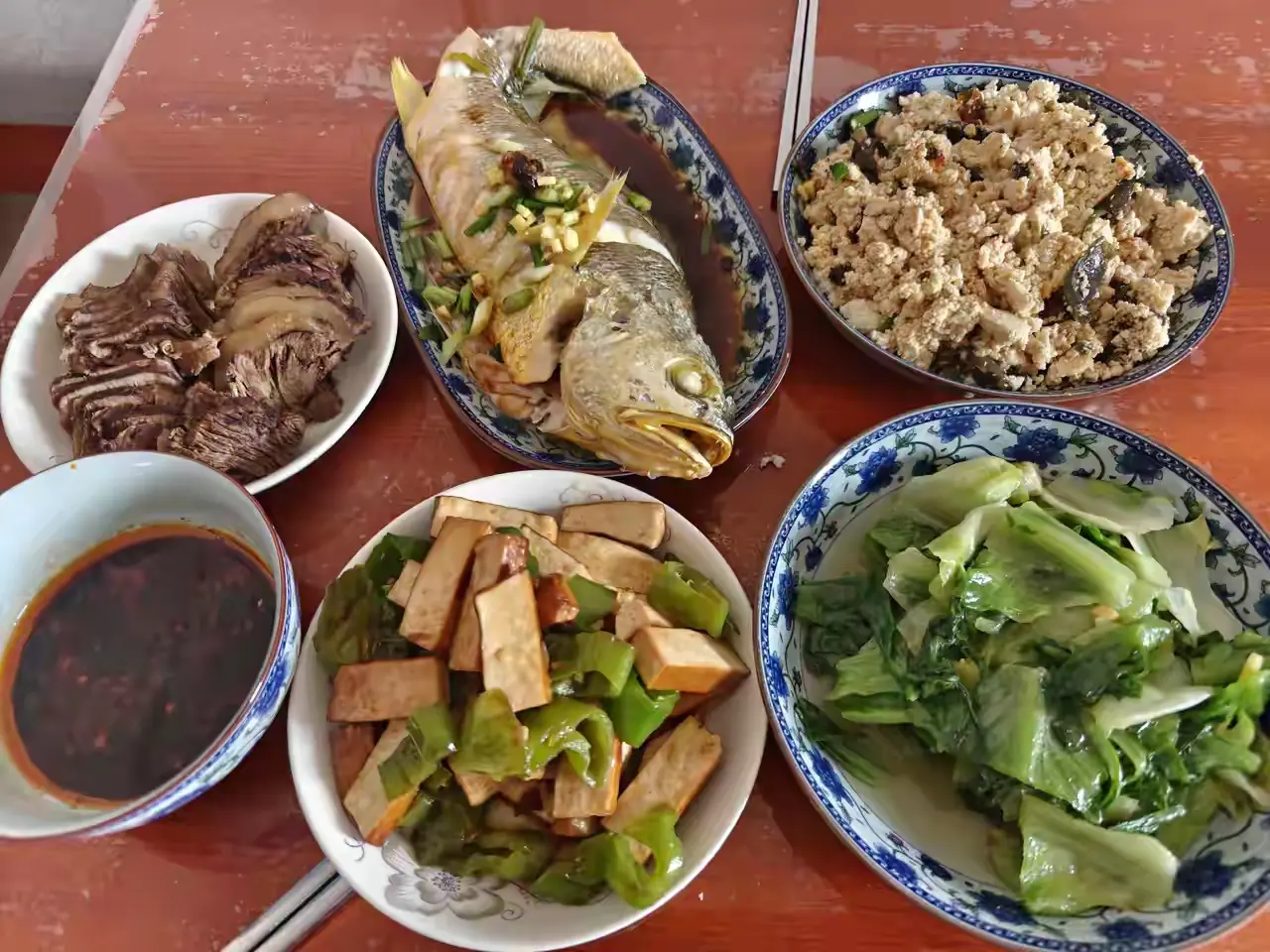 从这五个菜，能看出是哪个菜系，或哪儿的风格吗？