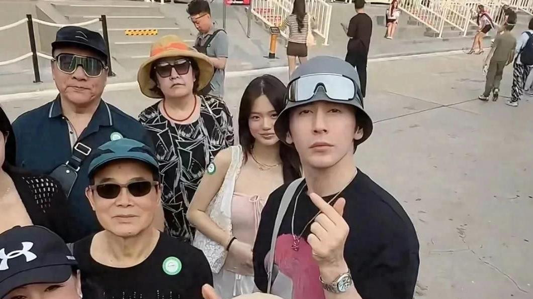 钟丽缇一家出国度假，二女儿枕张伦硕肩膀拍照，婆婆提2万名牌包