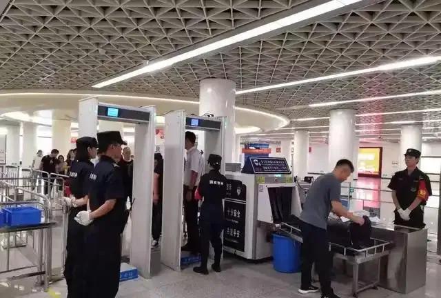 上火车不用查充电宝的3c标志
7月1日，铁路12306客服人员向南都记者表示，“