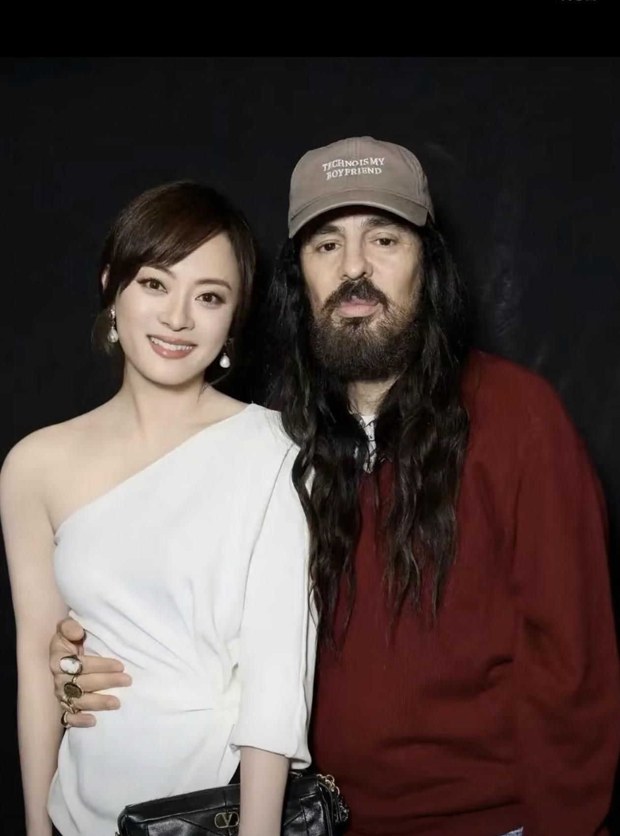 从来没有看见过孙俪这么亲密的和一个男人拍过照，还是一个外国男人，要是邓超看见了不