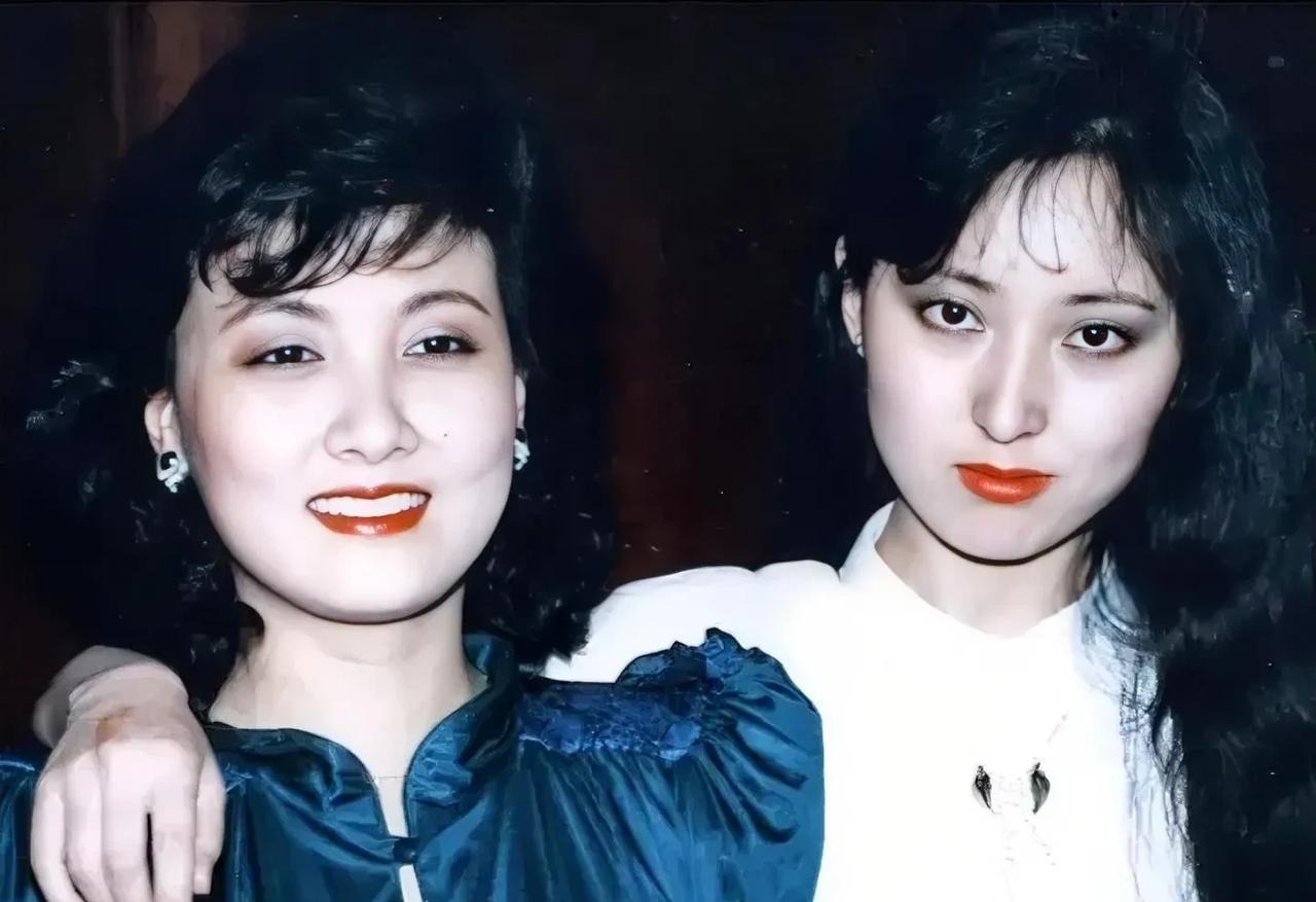 左边的是邓婕，右边这位美女是谁？她长相甜美，气质非凡！看起来比林青霞还要美！她曾