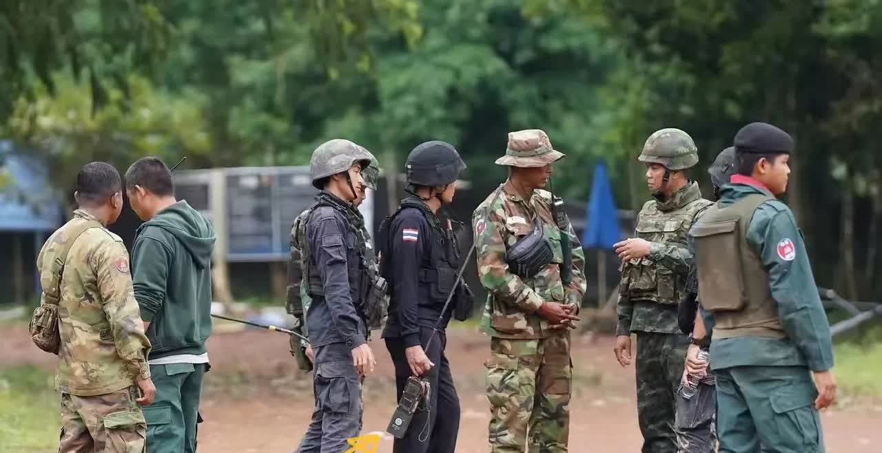 洪森知不知道他的兵是这样的？远看还以为是摩的司机被泰国士兵给查获了，认真看原来是
