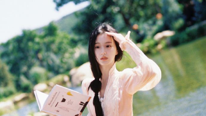 包上恩的超可爱穿搭，她的每一次穿搭，都能给人亮眼的感觉！