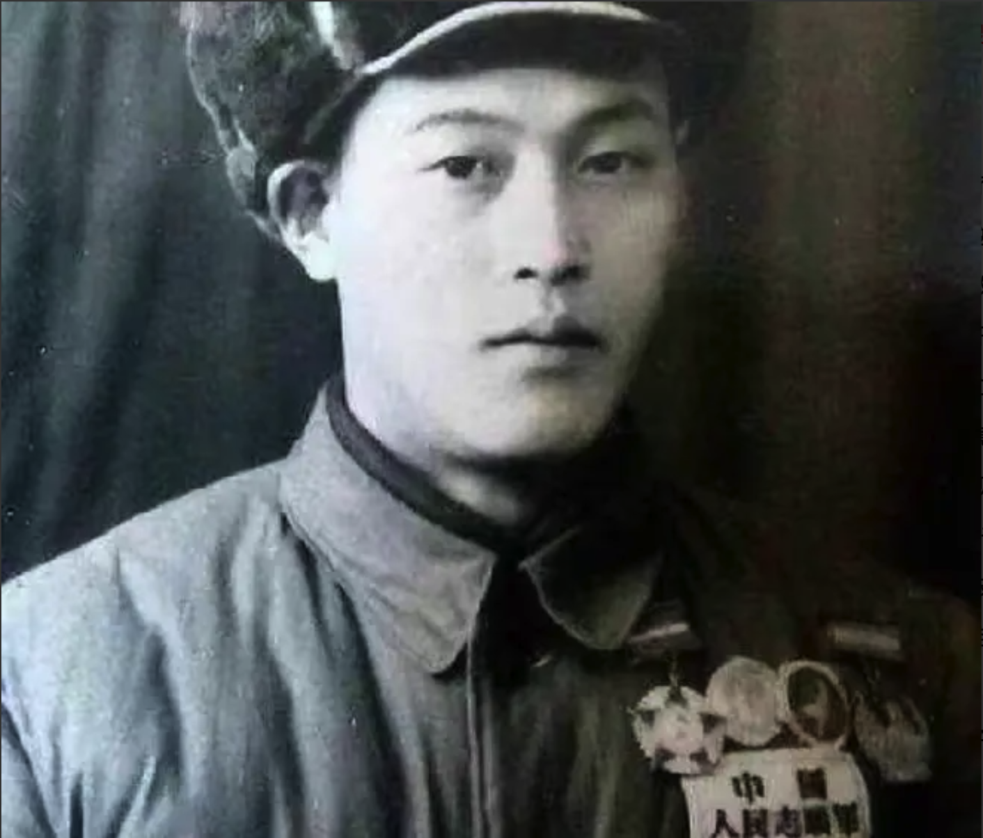 1952年，张文荣被俘，美军计划，让张文荣重返志愿军，为他们搜集志愿军的情报。张