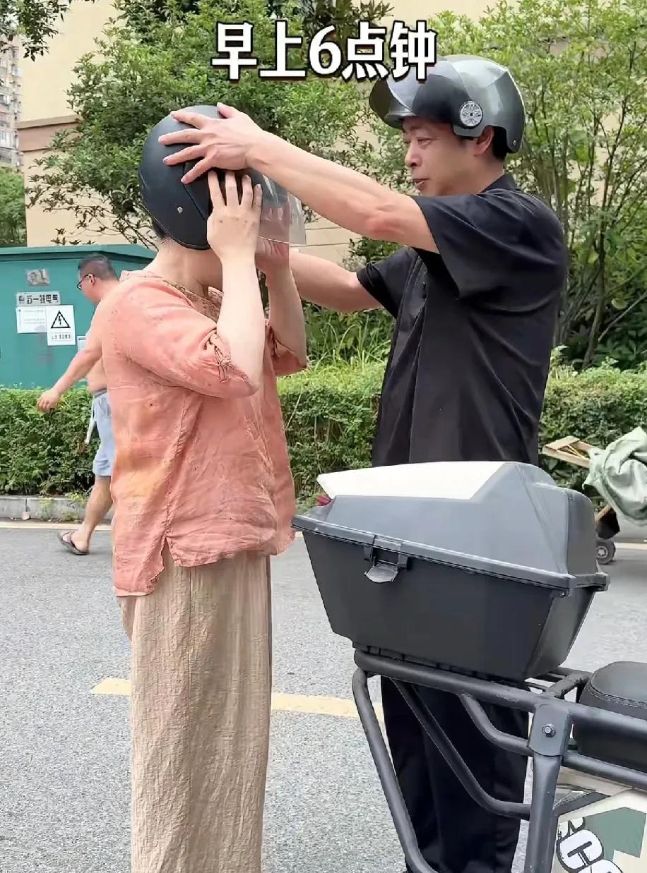 刷到许妈和姚爸的视频。
两个人很是恩爱。
早上6点两口子出发到菜市场买菜。
姚爸
