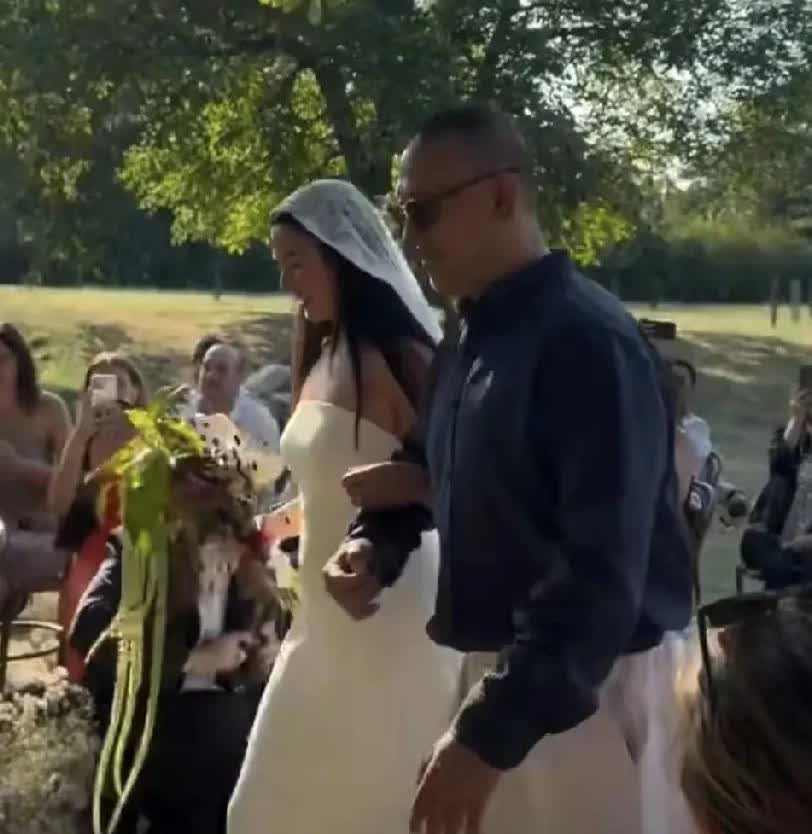 同样都是嫁女儿，
把姜文个李连杰放到一起比，
这差距也太大了吧？

最近