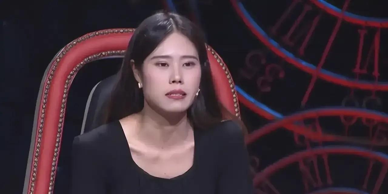 女子大吃一惊，心乱如麻，脑子里像有一团乱麻在搅和。她瞪大了眼睛，死死地盯着手机屏