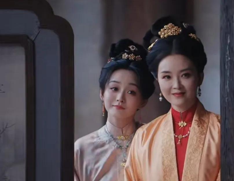 想不到多年前那么善良讨喜的晴儿格格，如今也开始扮演反派了，说实话王艳的面相太善了