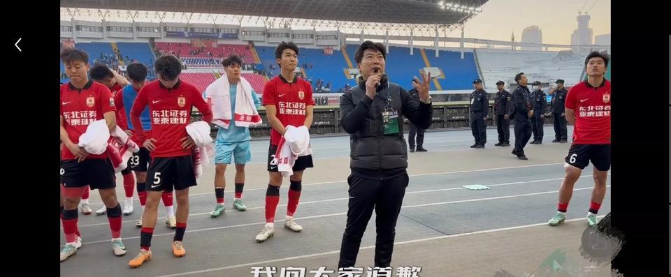 现在骂谢晖下岗的那批人就是当初骂陈洋下岗的那批人。
你可以说谢晖1胜2平8负，联