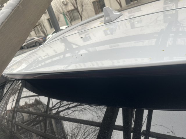 这块是塑料的吗
各位老哥，倒车灯这块的板是塑料的吗，蹭了不用管吧