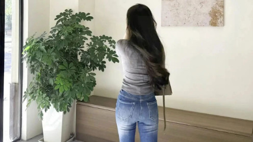灰色 U 领针织衫搭配微喇牛仔裤，藏不住的好身材，显瘦又时髦