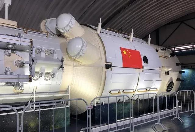 我一直以为氢弹只有一种构型
T-U构型和于敏构型是两种不同的氢弹设计构型，分别由