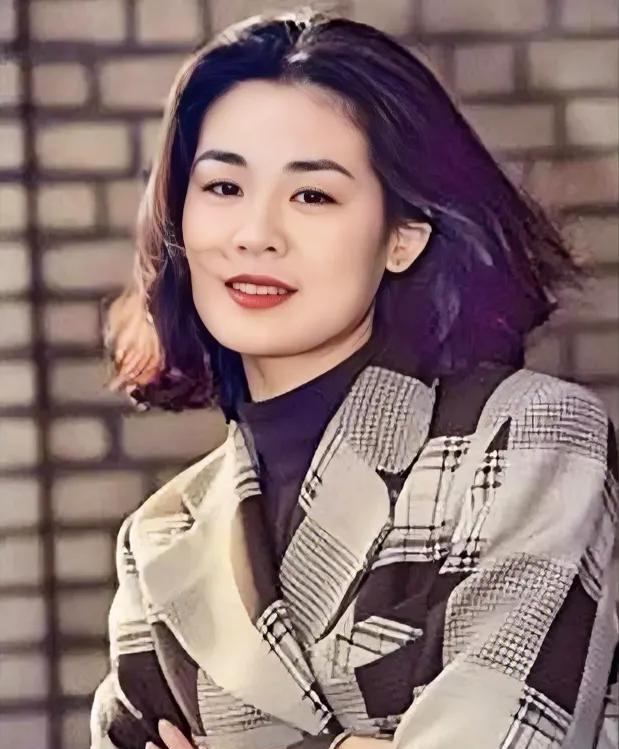近日，资深演员丛珊在公开场合自曝自己已经在法国旅居了38年，这一消息瞬间引发了广