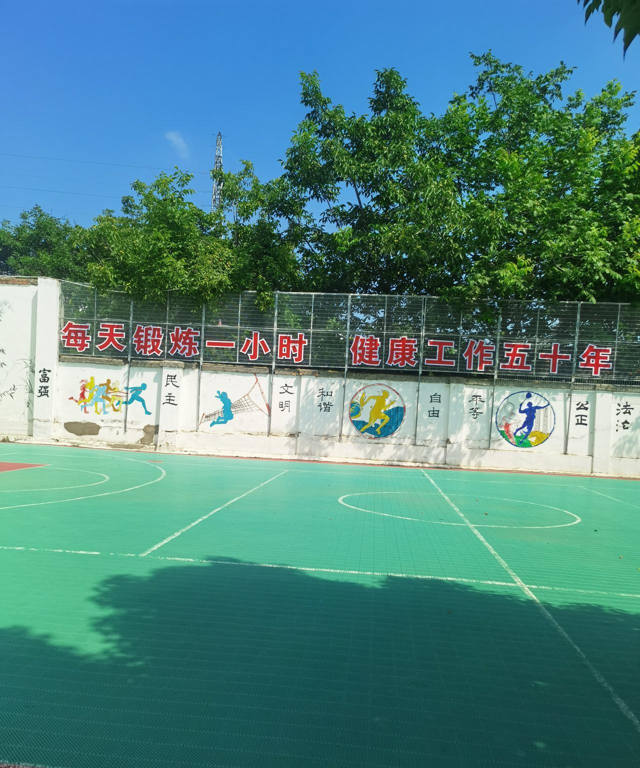 遇到一个宝妈，神情激动地去约家长群里的其他家长去学校要求换老师。
她的孩子读小学