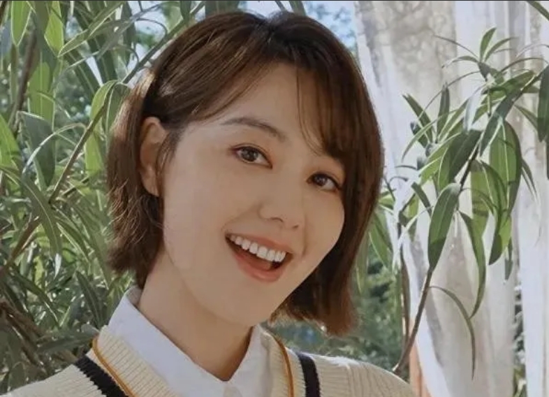 王冠，她曾荣获“最美主持”的美誉，辞职央视后以出色的主持技巧，逐渐摆脱了“花瓶”