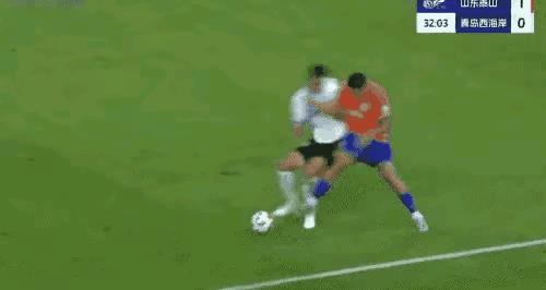 山东泰山克雷桑新女朋友回国了，这个状态马上调整起来了！2个进球！再看看这个冲撞，