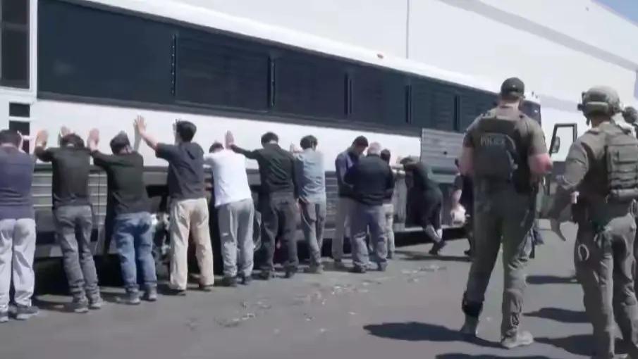 韩美“友谊的小船”说翻就翻？300多人被拘，拿钱买不来一点尊重