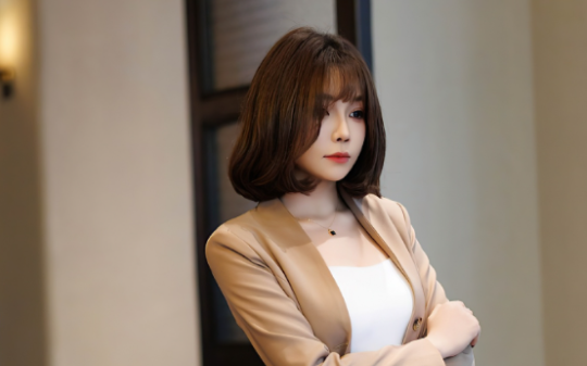 妻子助理煽动全场逼单80万，废物女婿一句话逆转局势