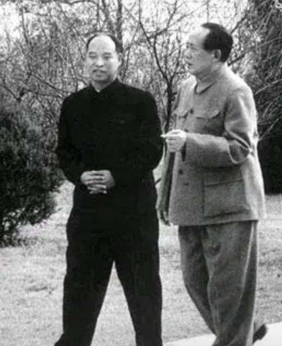 老一辈革命家彭真说过这样一句话，党内意见有分歧时，如果毛主席跟刘少奇或者周恩来想