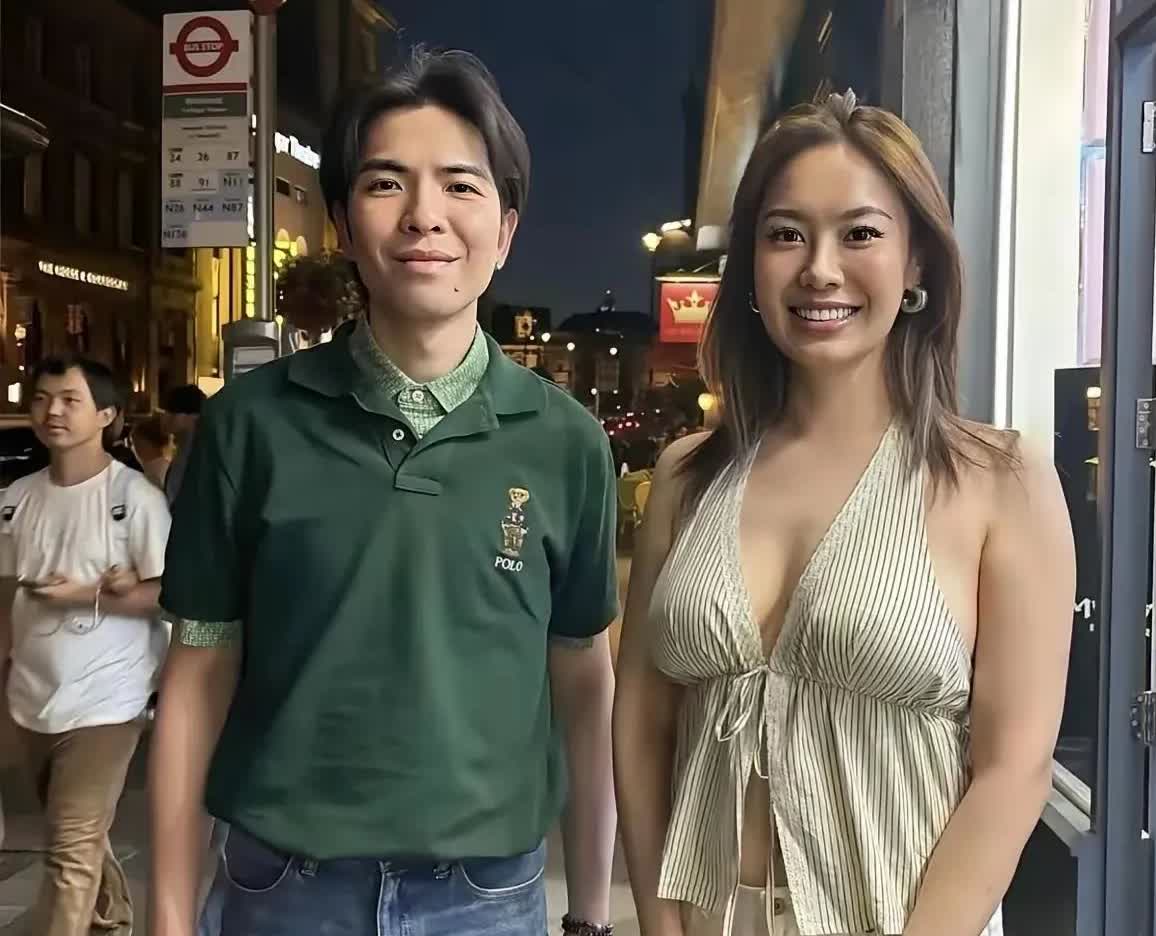 网友在英国偶遇超级巨星萧敬腾，并快乐的与他合影。38岁的萧敬腾开始发福了，显得随