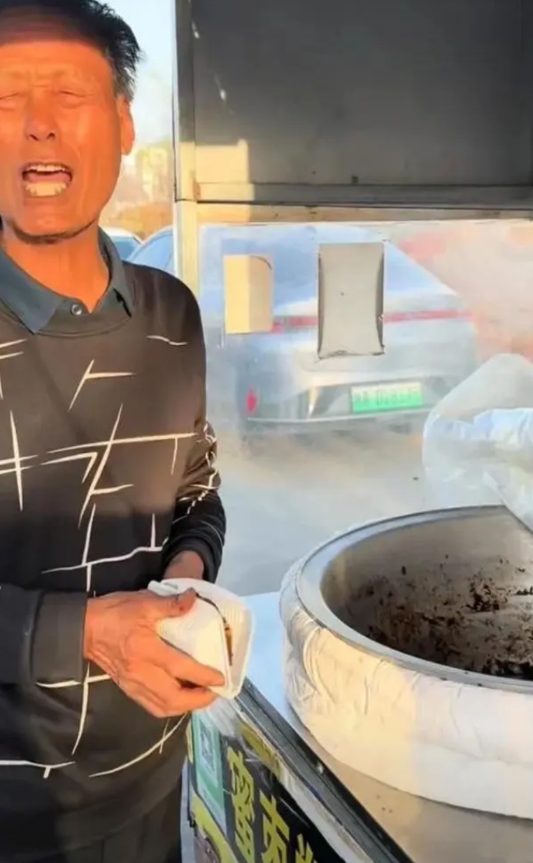 咸阳一老汉火了！原因竟是因为被人扫码支付13块钱瓜子钱后，迟迟没到账！老汉气得河