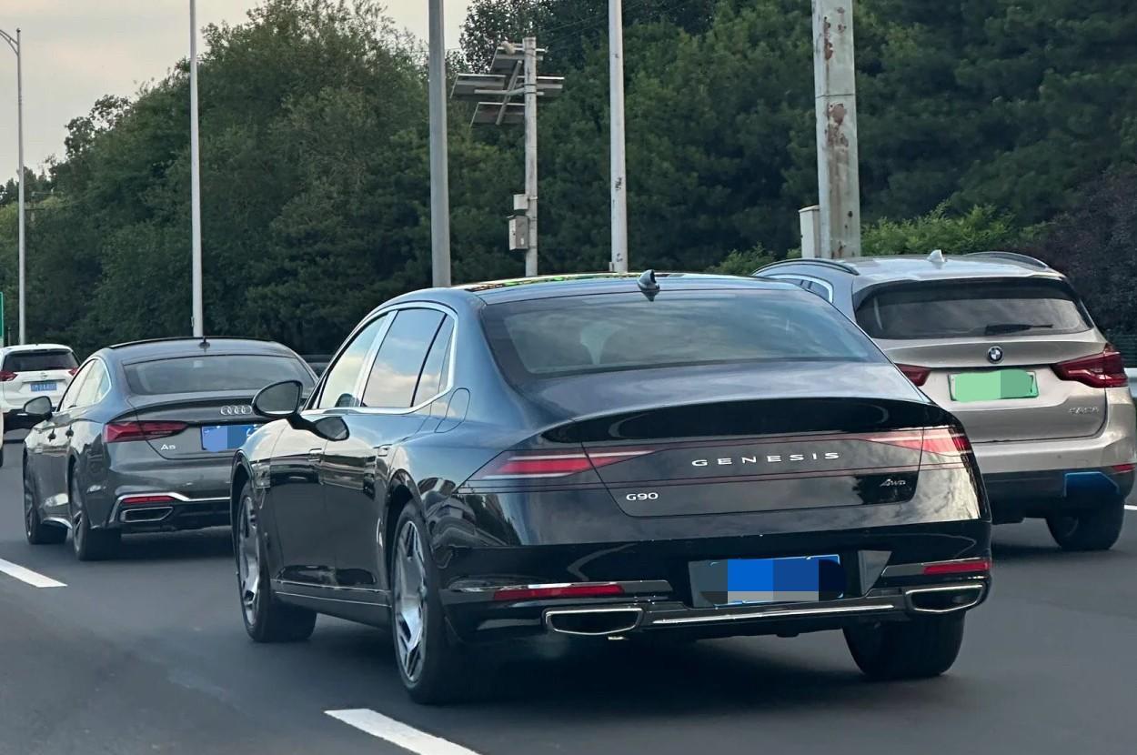 这是什么牌子的轿车，估计比左边的奥迪，右边的宝马SUV都贵吧？
估计得有个百八十