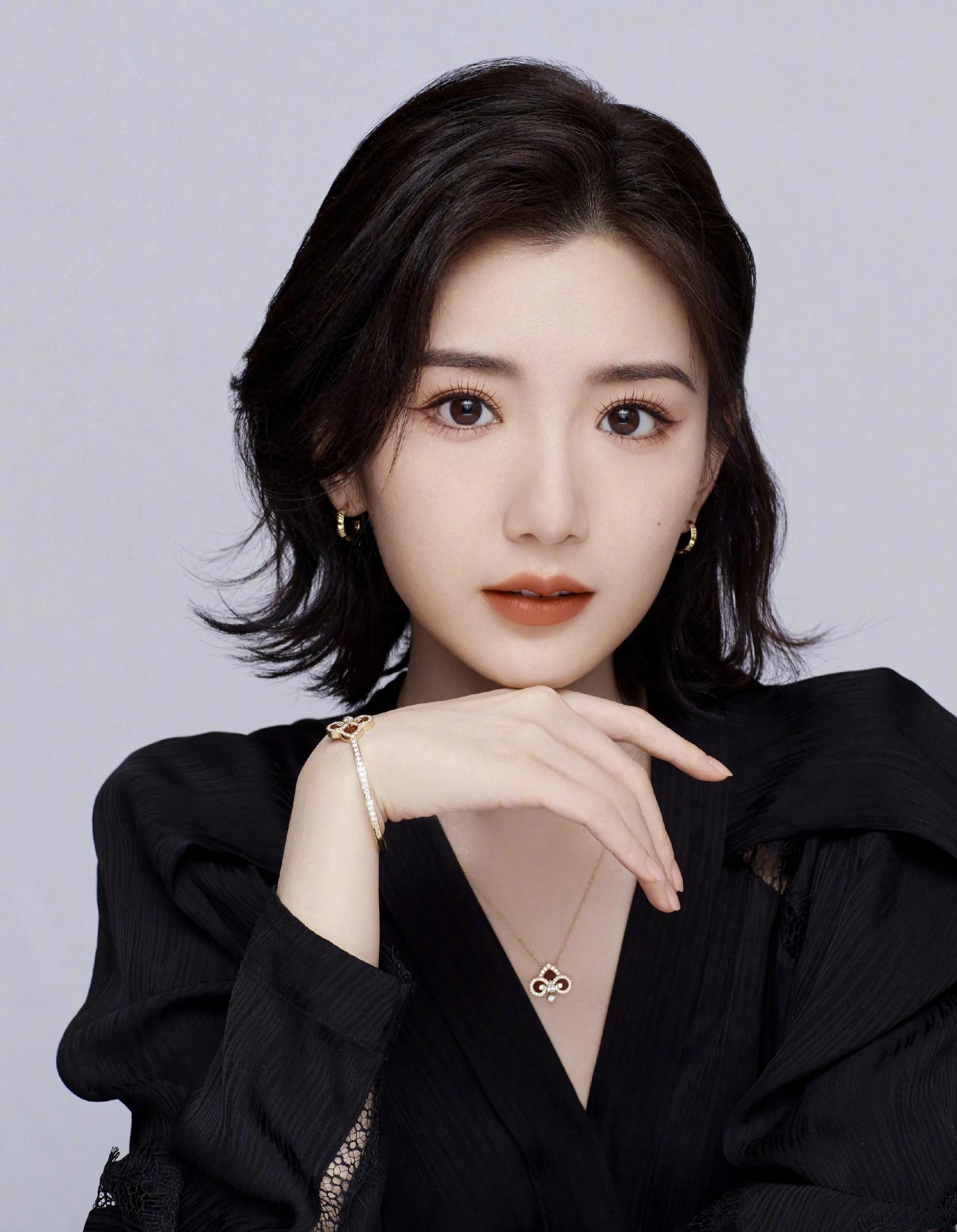 女星毛晓彤写真：翩若惊鸿、玉貌花容
