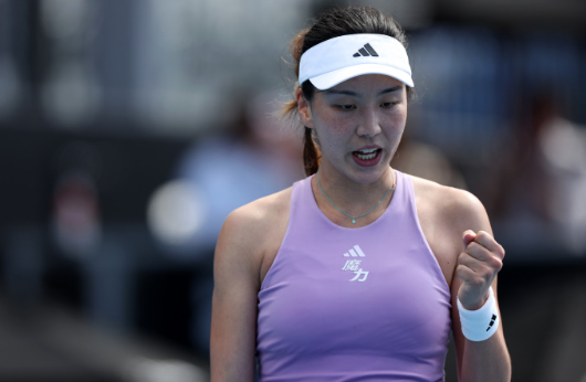 奥克兰站第二轮，7号种子王欣瑜以7-5 6-4淘汰扎拉祖阿，锁定一个八强席位。接