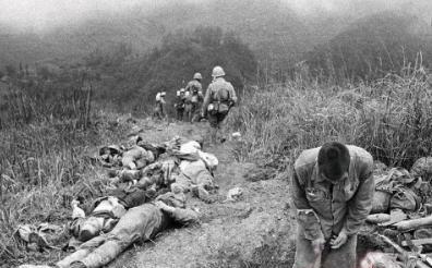 1979年，对越自卫反击战中，有个越南村长主动给解放军带路，路上，我军排长担心有