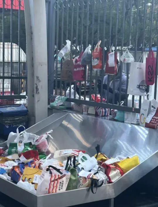 北京大学设滑梯外卖桌被吐槽 设计引争议
近日，有网友在社交平台上吐槽北京大学西南