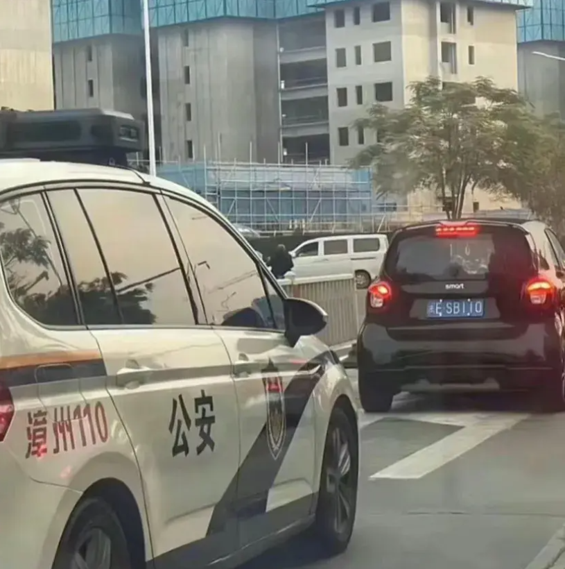 碰到这个警车也很无语。