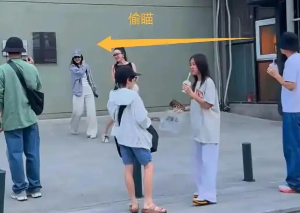 我有预感，贾乃亮要跟李小璐复婚了！
不是因为最近两个人经常一块和甜馨过节，也不是