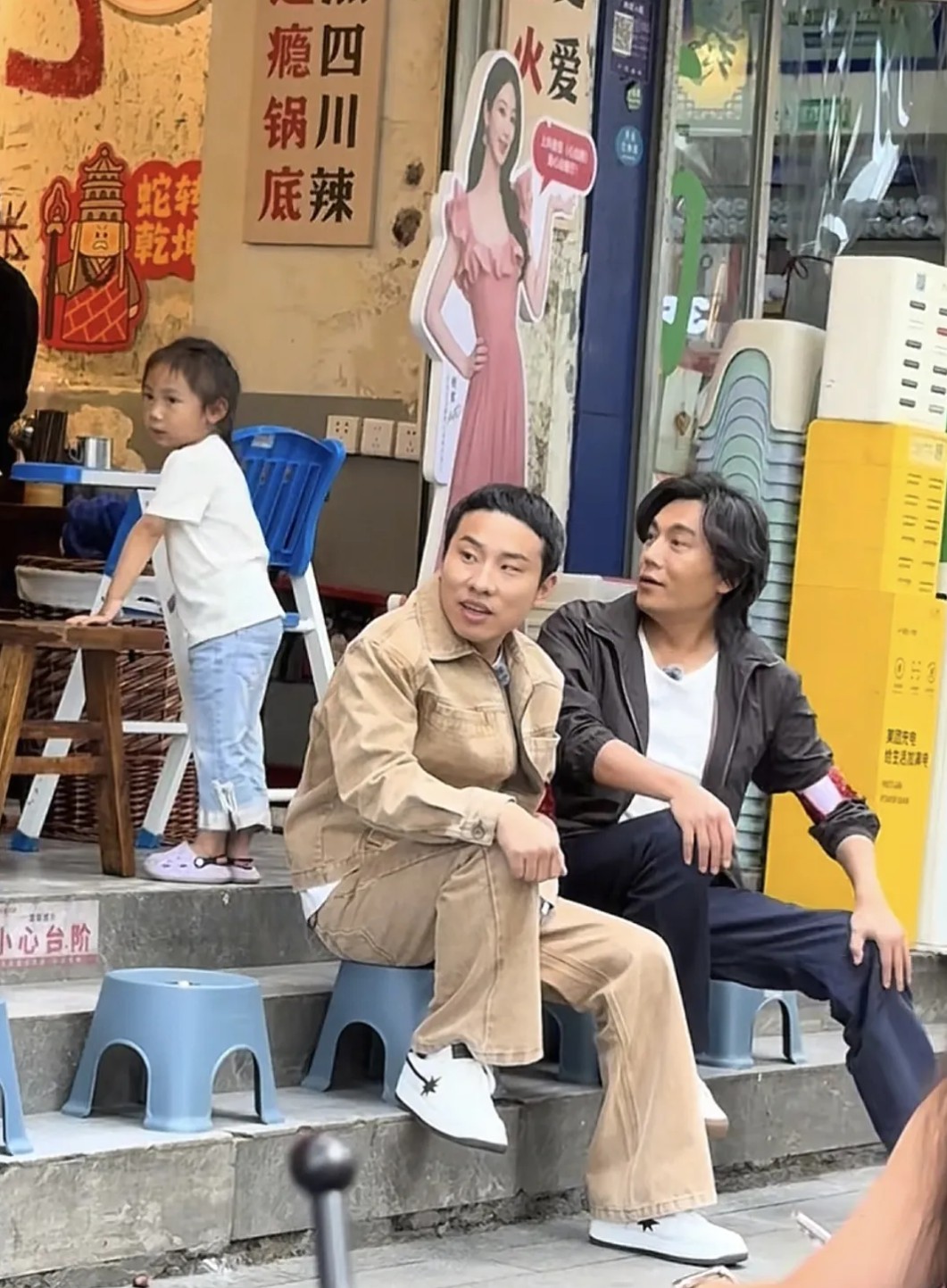 秦昊素颜现身成都春熙路，与徐志胜路边摊聚餐，47岁的他头发凌乱显老态，却自信从容