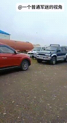 堪察加地区，俄罗斯民众拍摄到附近海域8.7级地震来临时，停在外面的汽车开始不断摇