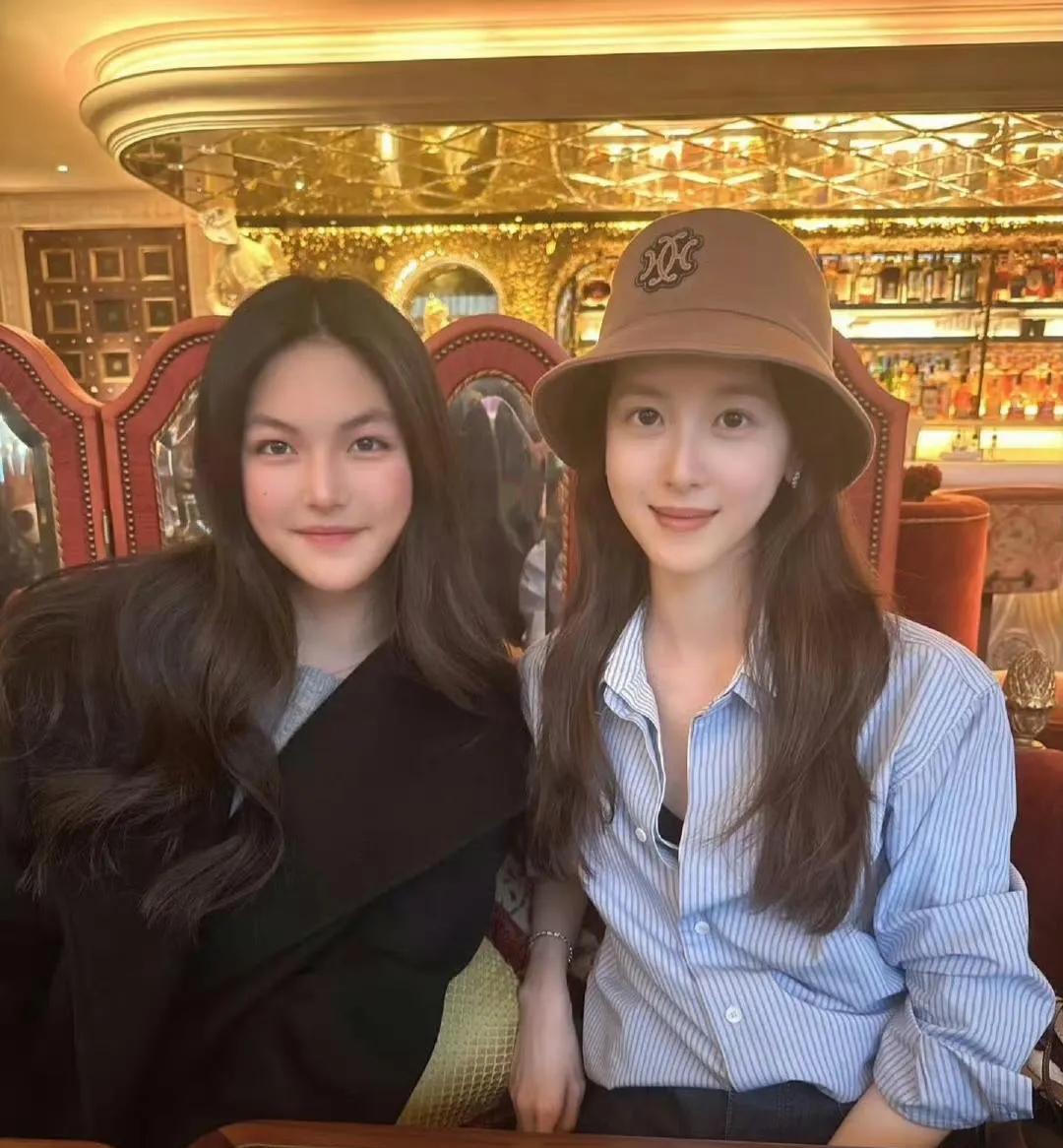 王诗龄和章泽天同框！
章泽天不愧是奶茶妹，颜值高，头戴渔夫帽，应该不便宜吧？
