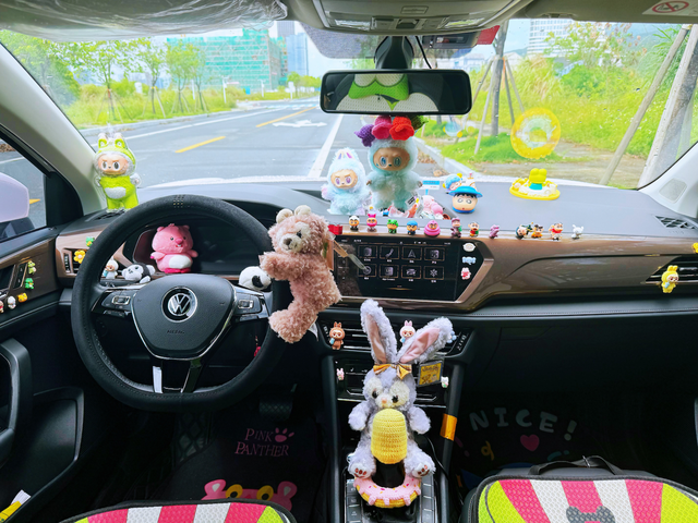 我的爱车内饰独一无二
我的爱车内像闯进童话世界：全皮座椅套着大眼蛙刺绣坐垫，方向