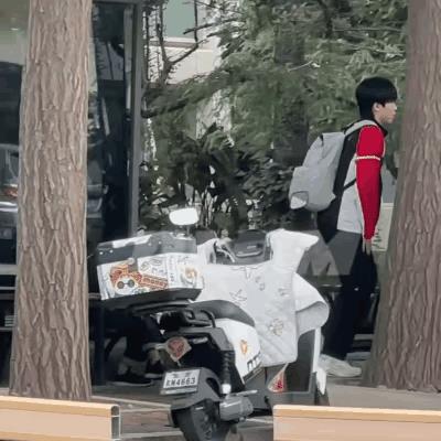 秋分新鲜大头
王楚钦背着双肩包
上训了
最近看大头都是坐班车
去训练馆
不开大G