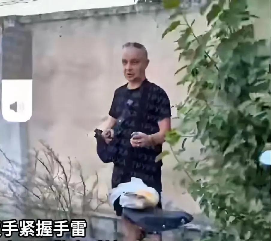 乌克兰白发男子手握手雷，反抗街头强行征兵！征兵员不敢靠近！
半小时后，男子妥协，