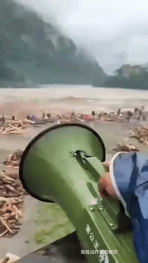 6月1日云南贡山，怒江昨天的强降雨后，今天大家都去争着去捡材，不要命了吗？