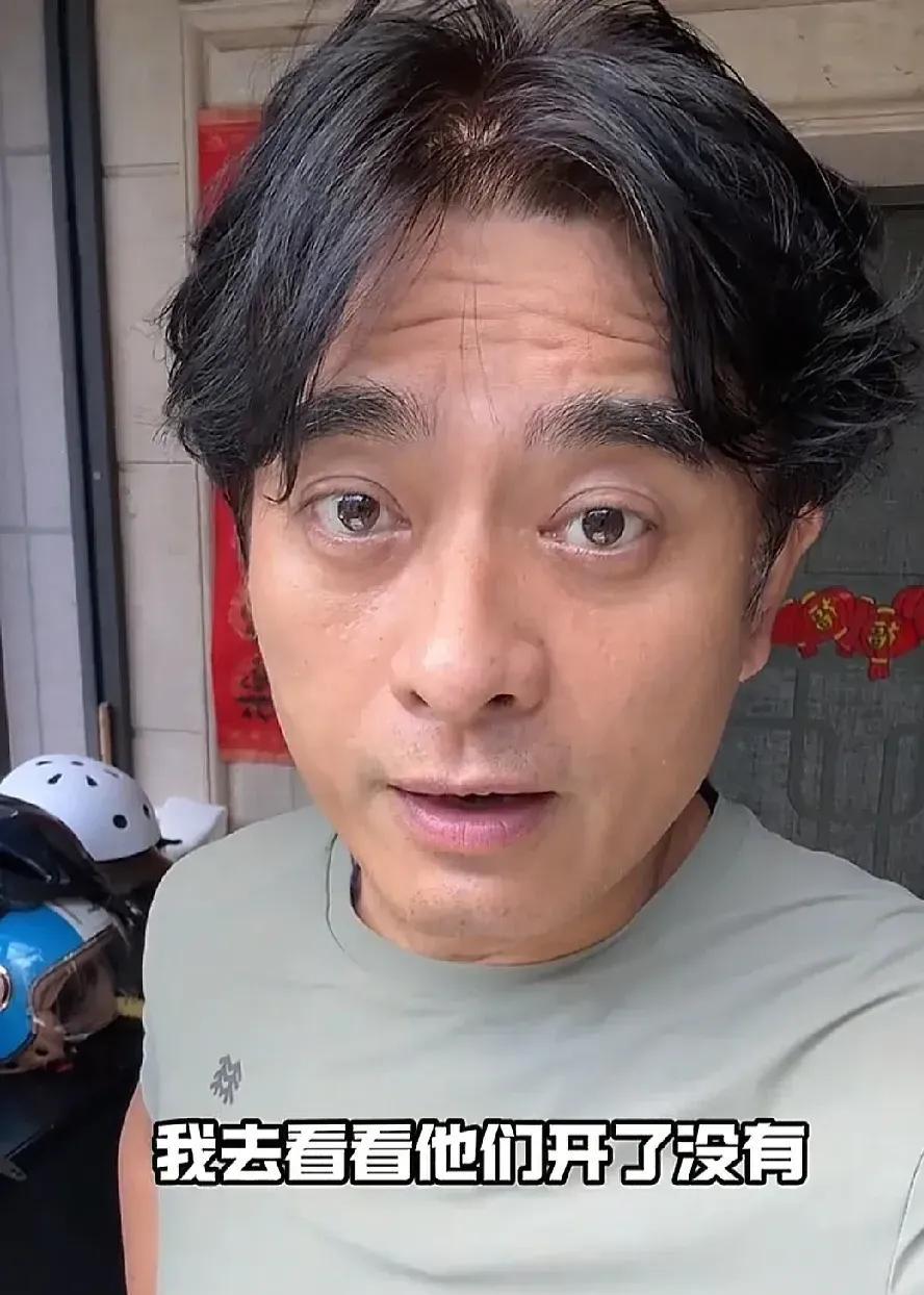 陈龙突击检查父母家空调  
进门那一刻他全明白了
陈龙推开父母家门时，陈妈妈正擦