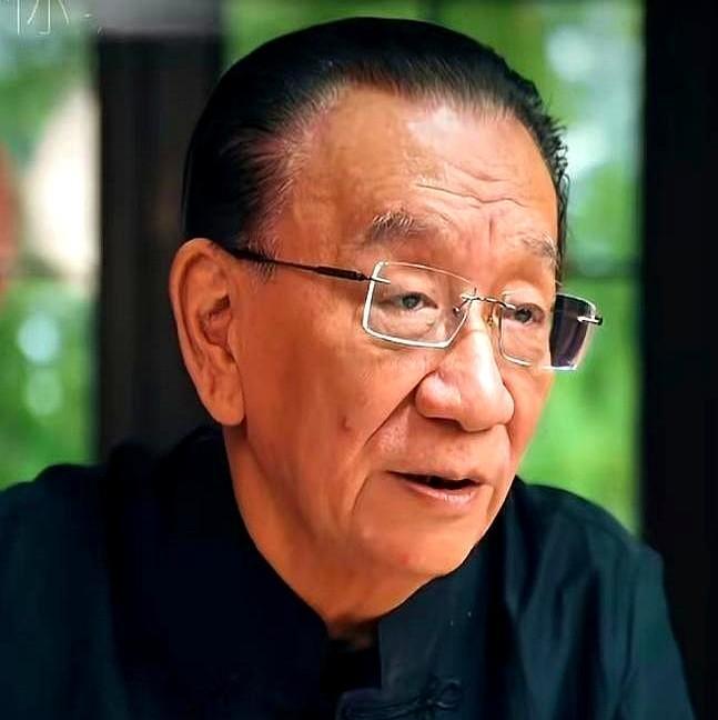 听相声到底图啥？
侯耀华一句“二人秀”把老底掀了。
他嫌现在的段子只剩伦理和网络
