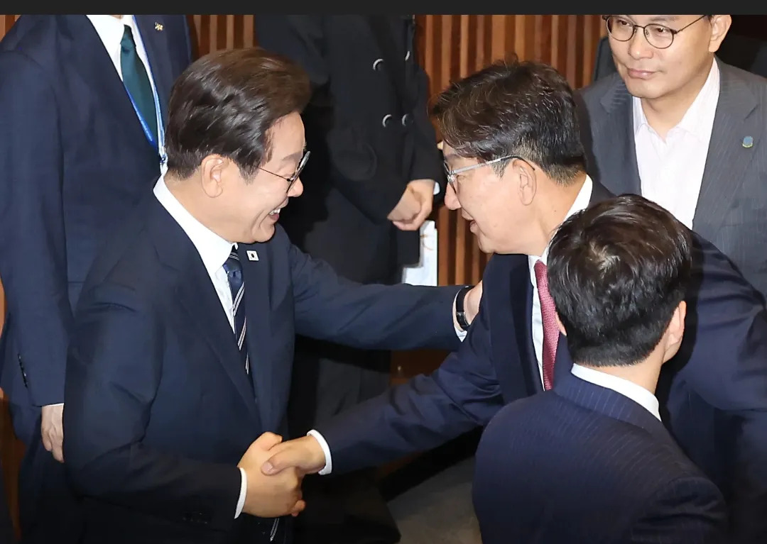 权性东失势了吗？总统握手藏玄机











权性东他到底行不行啊？明明