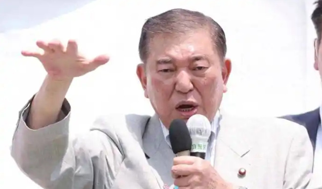 日本首相街头怒吼 美国欺人太甚











日本首相街头一声怒吼，这背